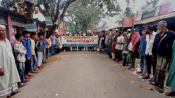 ফরিদপুরে জমি দখল ও নির্যাতনের প্রতিবাদেএলাকাবাসীর মানববন্ধন