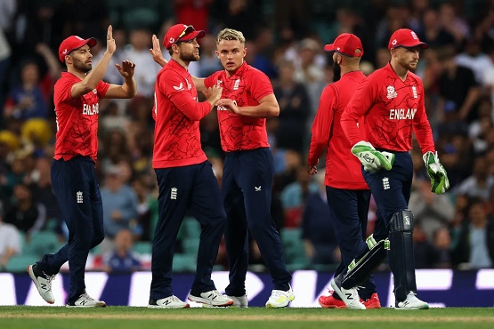 টসে জিতে বোলিংয়ে ইংল্যান্ড