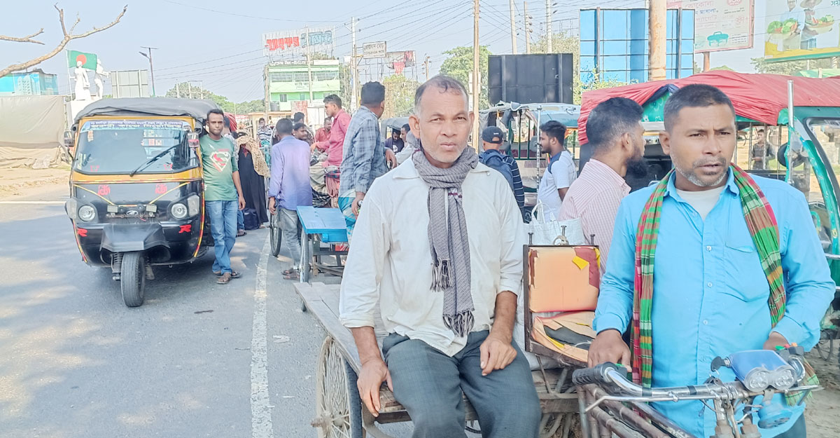 ফরিদপুরে পরিবহন ধর্মঘট: গন্তব্যে যেতে হচ্ছে দ্বিগুণ ভাড়ায়