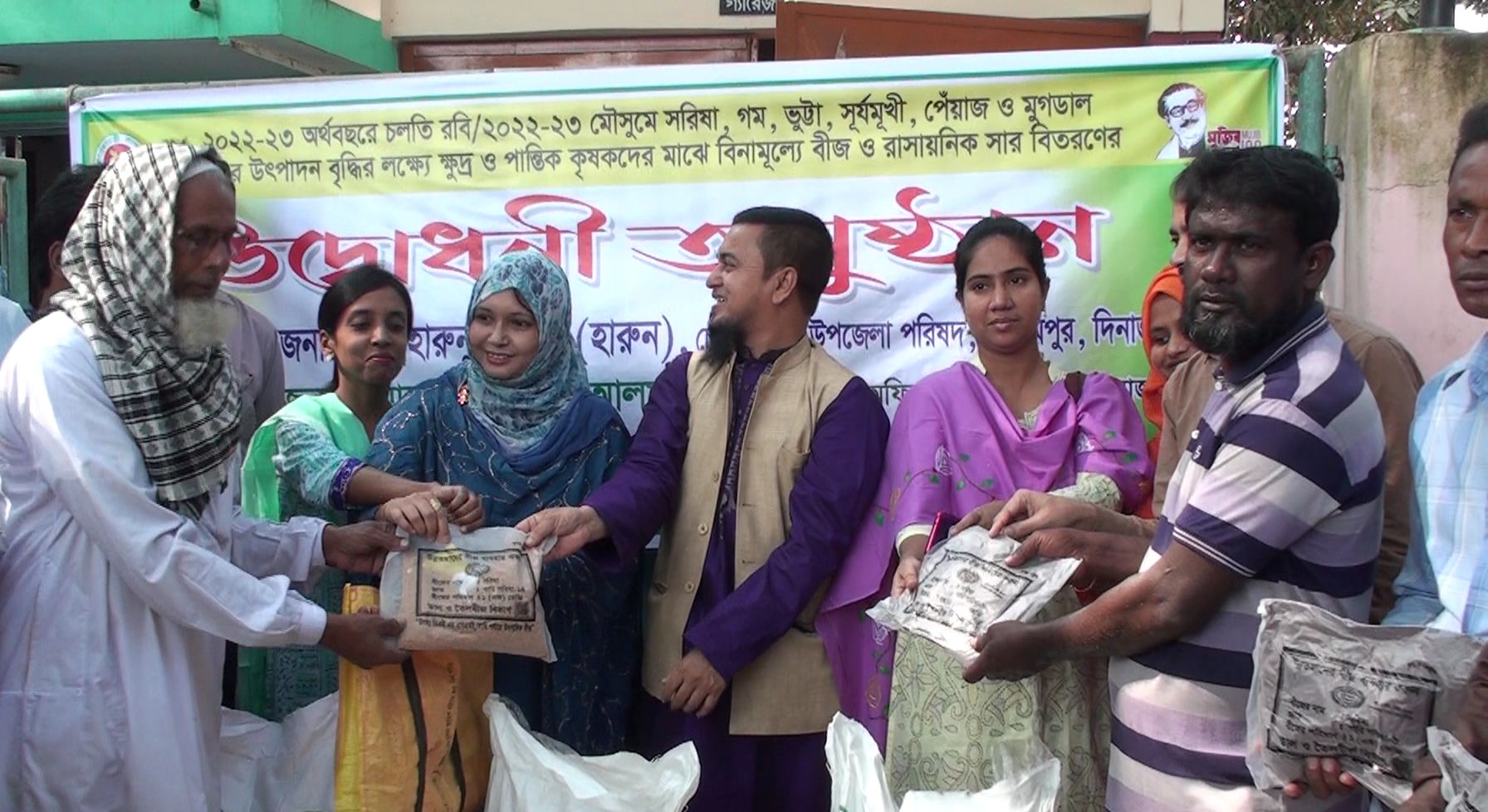 হিলিতে রাসায়নিক সার ও বীজ বিতরণ