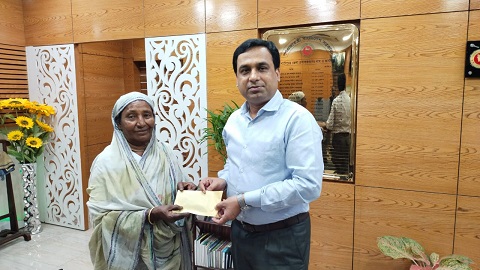 অবহেলিত এক মঞ্চ শিল্পীর দায়িত্ব নিলেন নাটোরের জেলা প্রশাসক