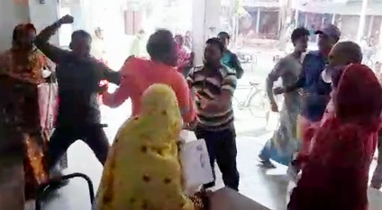 নাটোরের লালপুরে টিসিবির পণ্য তোলার সিরিয়াল নিয়ে সংঘর্ষে আহত ৫