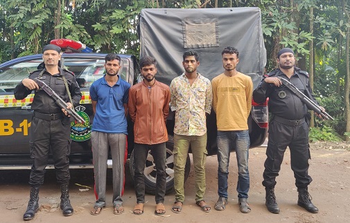 নোয়াখালীতে আগ্নেয়াস্ত্রসহ ৪ যুবক গ্রেফতার