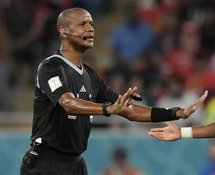 বিশ্বকাপে বিতর্কিত রেফারির সন্ধান মিলেছে