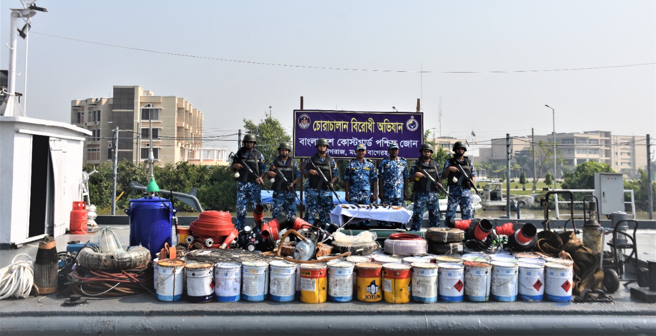বাণিজ্যিক জাহাজ হতে চুরি হওয়া মালামাল উদ্ধার করল মোংলা কোস্ট গার্ড