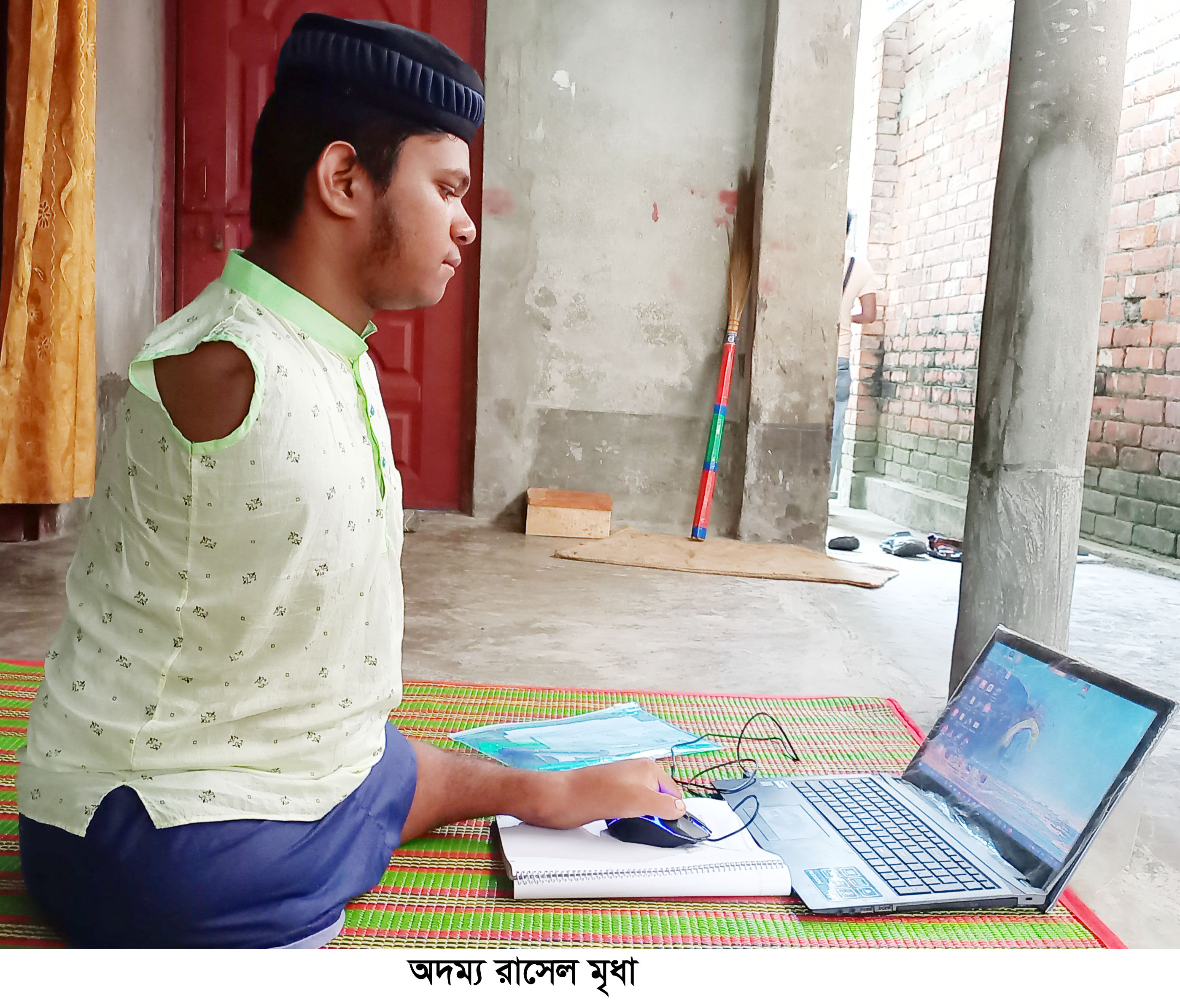 পা দিয়ে পরীক্ষায় অংশ নেয়া সেই রাসেল মেধার স্বাক্ষর রাখল দাখিলে