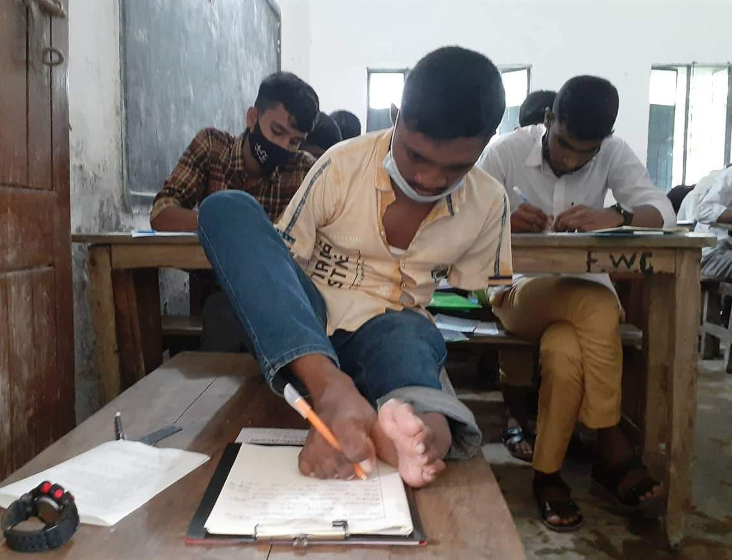 পা দিয়ে লিখেই জিপিএ-৫ পেল কুড়িগ্রামের মানিক