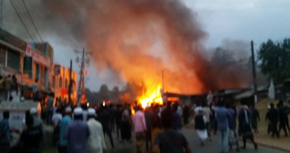 নোয়াখালীতে গ্যাস সিলিন্ডার বিস্ফোরণে ২০ দোকান পুড়ে ছাই