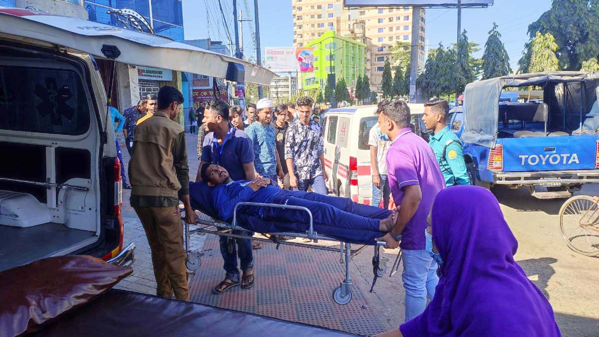 বলের আঘাতে আহত মোসাদ্দেক হাসপাতালে