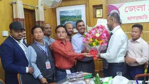 খাগড়াছড়ির নবাগত ডিসিকে  ফুলেল শুভেচ্ছা বাংলাদেশ প্রেসক্লাবের