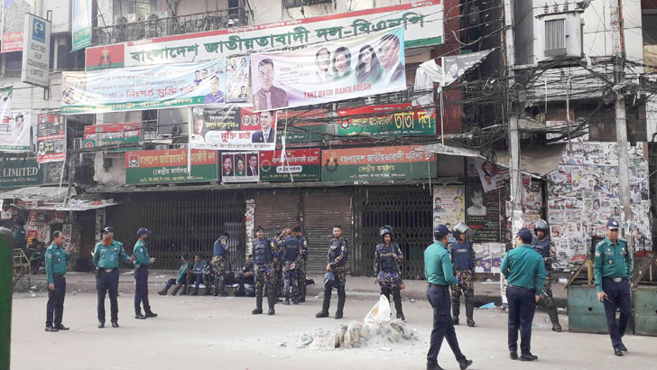 নয়াপল্টনে বিএনপি কার্যালয়ে তালা, যান চলাচল বন্ধ