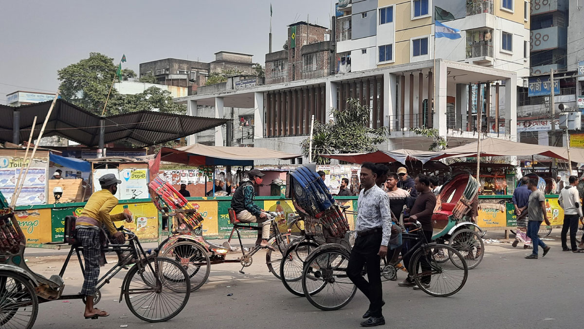 বাস কম, দ্বিগুণ-তিনগুণ ভাড়া হাঁকাচ্ছেন রিকশা-সিএনজি চালকরা