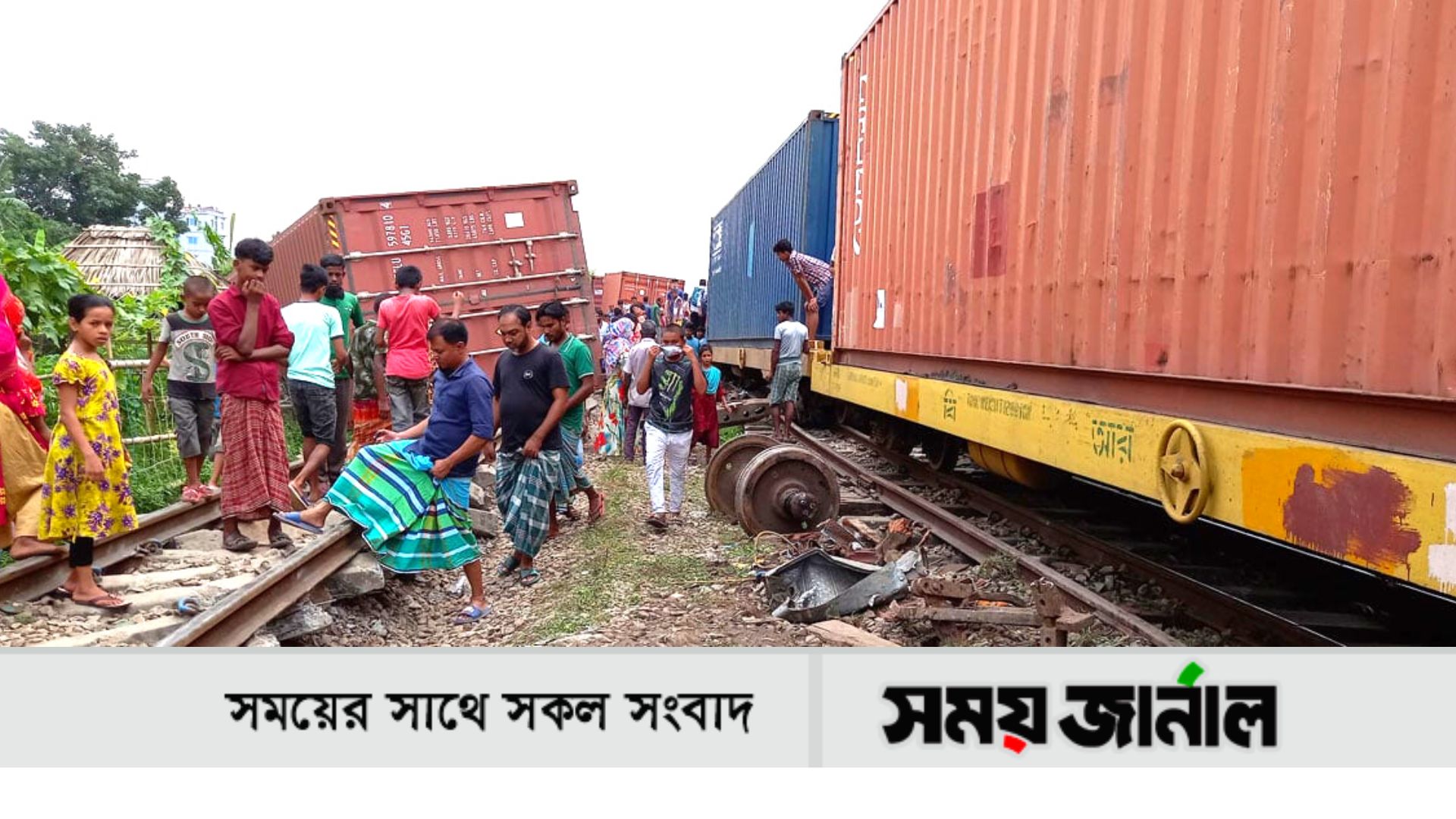 শীতের মধ্যে চরম দুর্ভো‌গ পোহাচ্ছেন যাত্রীরা