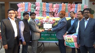 কুড়িগ্রামের জেলা প্রশাসকের নিকট কম্বল হস্তান্তর