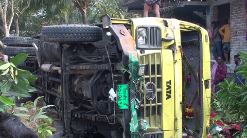 সাতক্ষীরায় ট্রাক চাপায় এক ভ্যান চালক নিহত, আহত ১