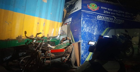 কাভার্ডভ্যান চাপায় ২ রিকশা আরোহী নিহত