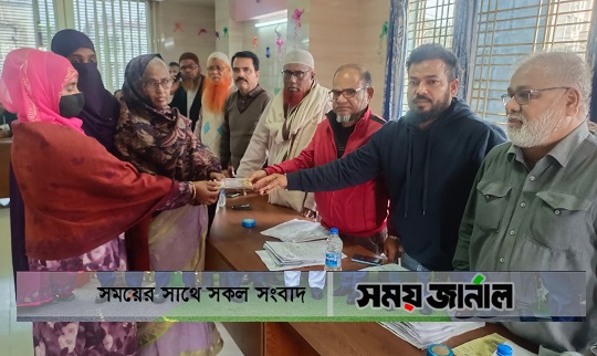 মৃত শ্রমিকের পরিবারের সদস্যদের মাঝে নগদ অর্থ বিতরণ