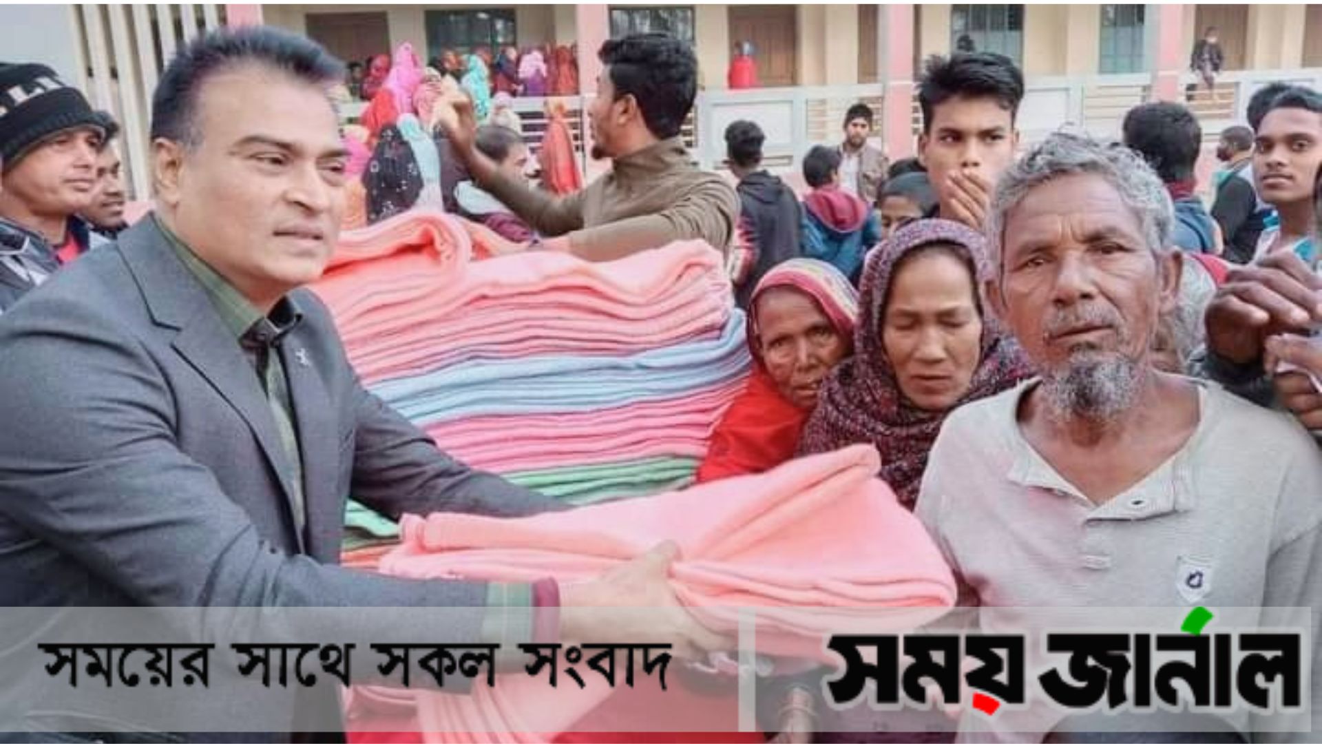 হাতীবান্ধায় শীতবস্ত্র বিতরণ করলেন বিএনপি নেতা উজ্জ্বল পাটোয়ারী