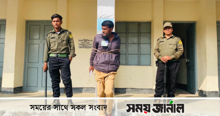 পোলিং এজেন্টকে দড়ি দিয়ে পিলারে বাঁধলেন জেলা নির্বাচন কর্মকর্তা