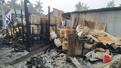 মোরেলগঞ্জে তিনটি দোকান পুড়ে ১০ লাখ টাকার ক্ষতি