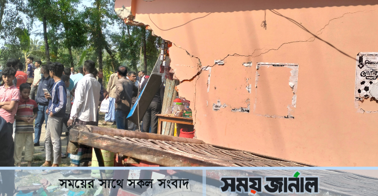 নোয়াখালীতে নিয়ন্ত্রণ হারিয়ে ট্রাক্টর দোকানে, নিহত ১