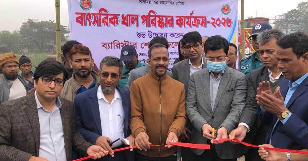 খাল পরিষ্কার কার্যক্রমের উদ্বোধন করলেন মেয়র তাপস