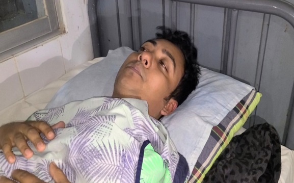 নাটোরের গুরুদাসপুরে পুলিশ এসিল্যান্ডের সামনে সাংবাদিকদের ওপর হামলা