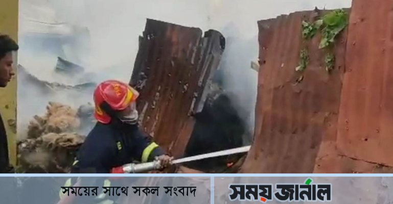 খুলনায় ঝুট গোডাউনে আগুন, নিয়ন্ত্রণে ফায়ার সার্ভিসের ৭ ইউনিট