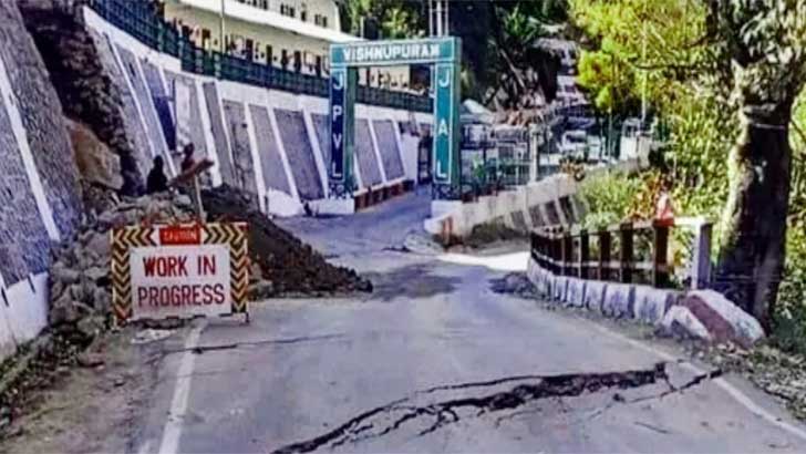 ভারতের উত্তরাখণ্ড প্রদেশে দেবে যাচ্ছে বাড়িঘর ও মন্দির