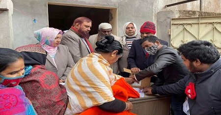 নরসিংদীতে দুস্থ শীতার্ত মানুষের মাঝে কম্বল বিতরণ