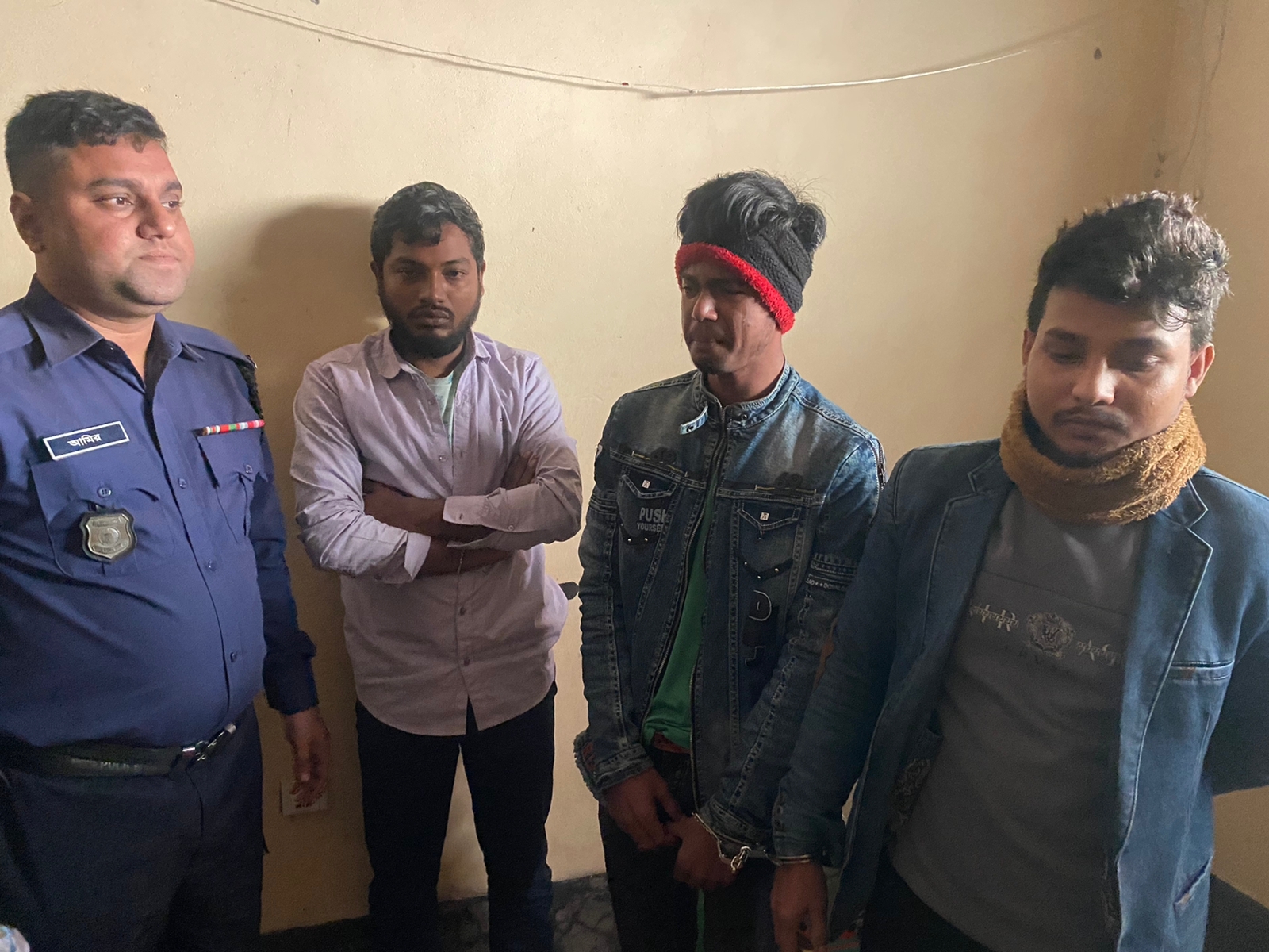 আশুলিয়ায় হেরোইন ও ইয়াবাসহ তিন মাদক কারবারি গ্রেপ্তার