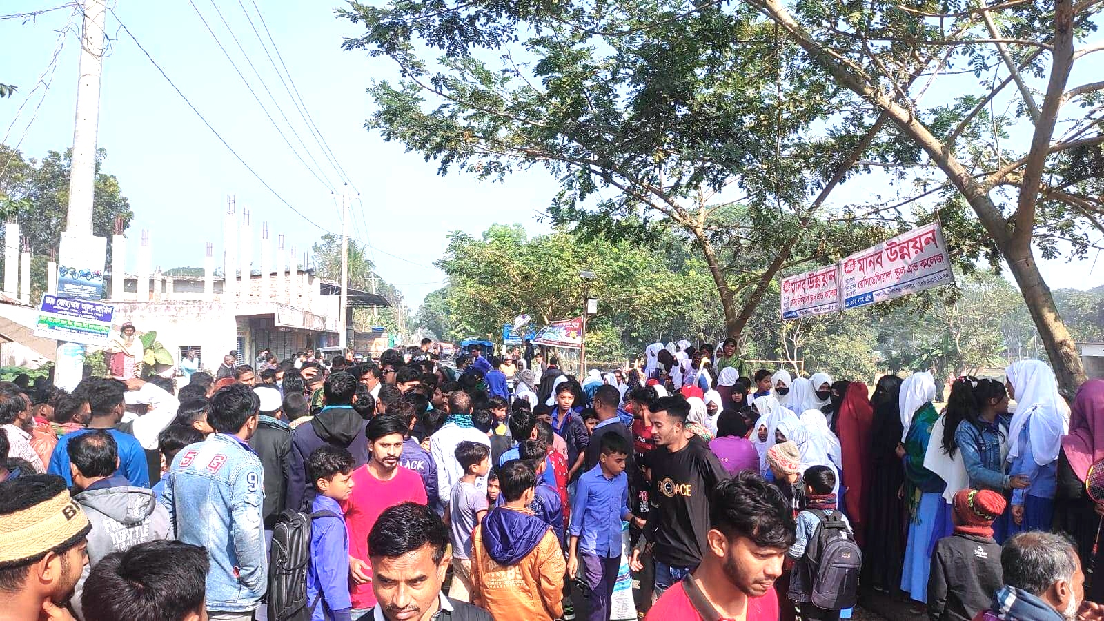 ফরিদপুরে দুই শিক্ষার্থী আহত, সড়ক অবরোধ ও বিক্ষোভ