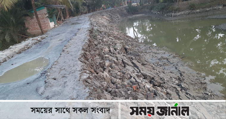 মুনিগঞ্জ-ভাতছালা নির্মাণাধীন বাঁধে ফাটল: জোরপূর্বক মাটি নেওয়ায় স্থানীয়দের ক্ষোভ