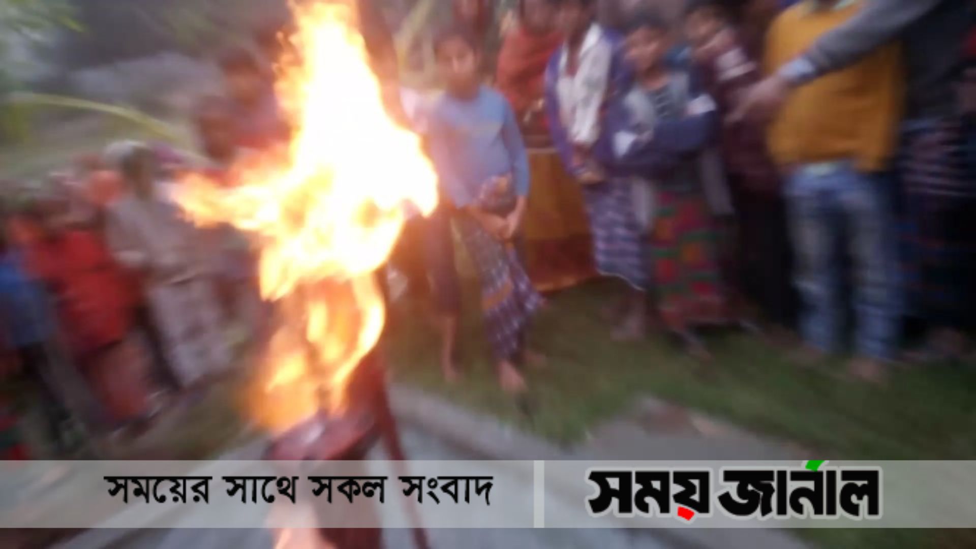 কবিরহাটে টিউবওয়েলে উঠছে পানি ও গ্যাস, জ্বলছে আগুন