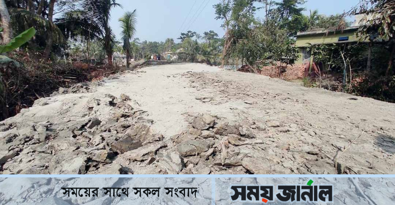 খবর ছড়িয়ে পড়ার তিনদিন পর মাটি দিয়ে বালু ঢেকে দিচ্ছে ঠিকাদারি প্রতিষ্ঠান