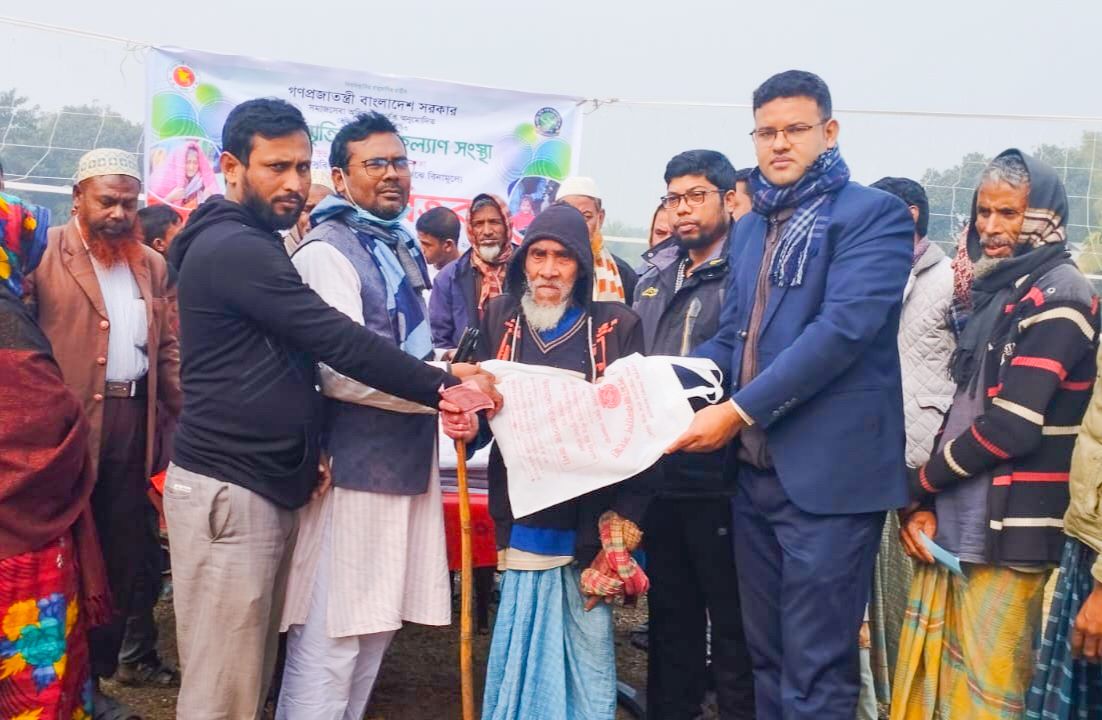 মাদারগঞ্জে রোজী স্মৃতি’র শীতবস্ত্র বিতরণ