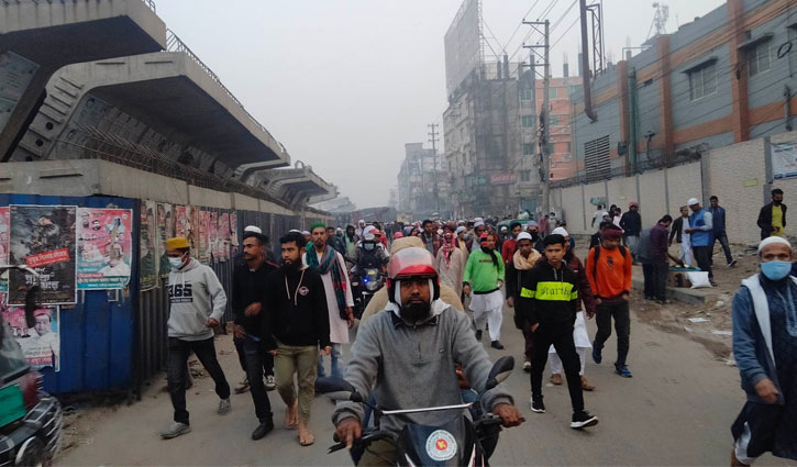 ইজতেমার দিকে হেঁটেই যাচ্ছেন হাজারও মানুষ