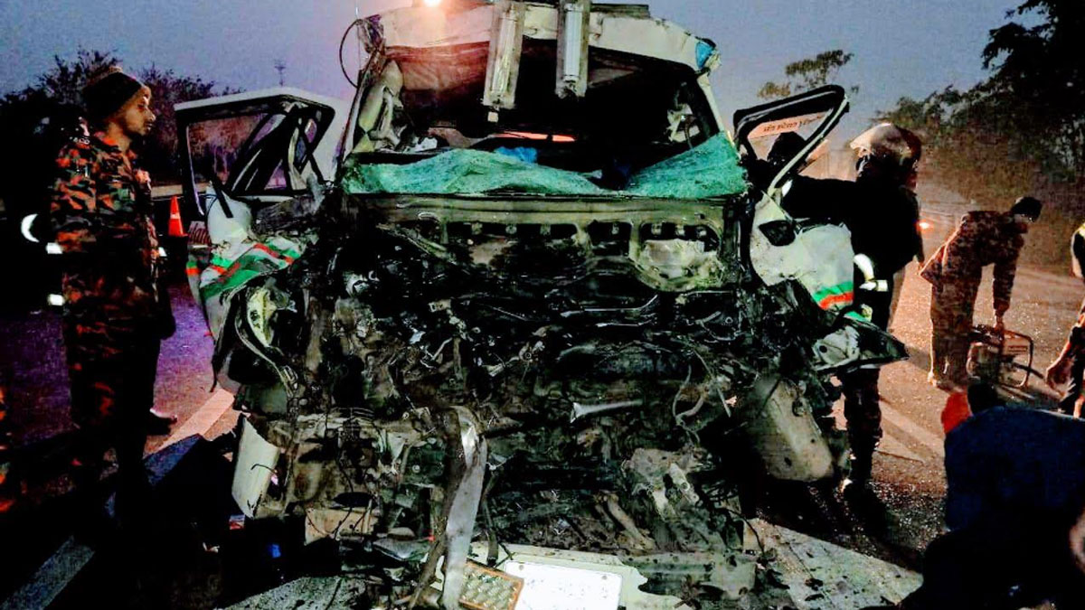 জাজিরায় সড়ক দুর্ঘটনায় অ্যাম্বুলেন্সের ৬ আরোহী নিহত
