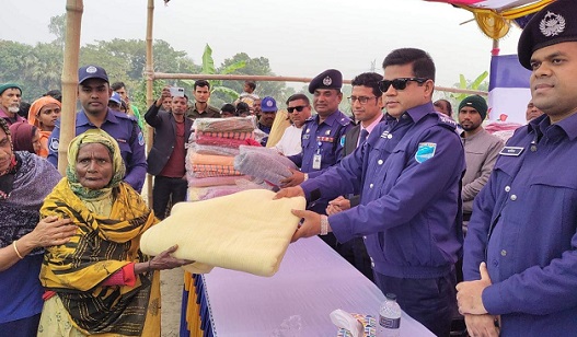 ফরিদপুরে শীতার্তের মাঝে পুলিশ সুপারের কম্বল বিতরণ