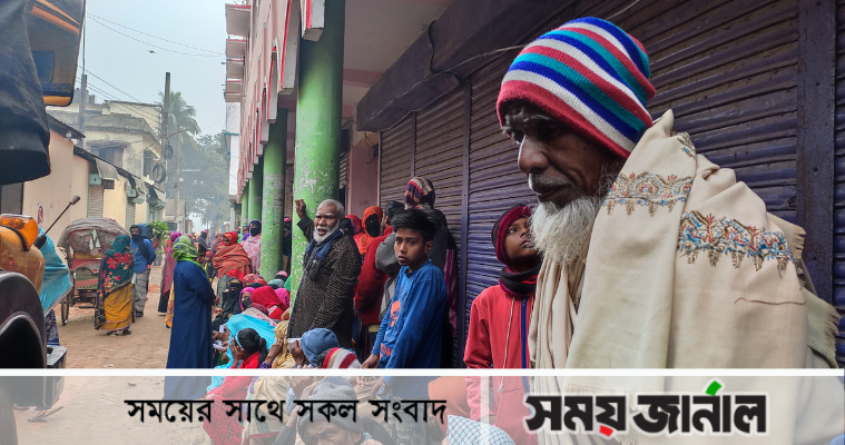 ফরিদপুরে চাল ও আটার আশায় দীর্ঘ লাইন