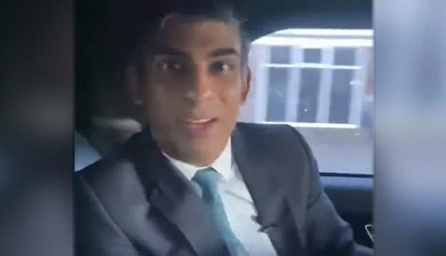 গাড়িতে সিটবেল্ট না পরে জরিমানা দিলেন প্রধানমন্ত্রী