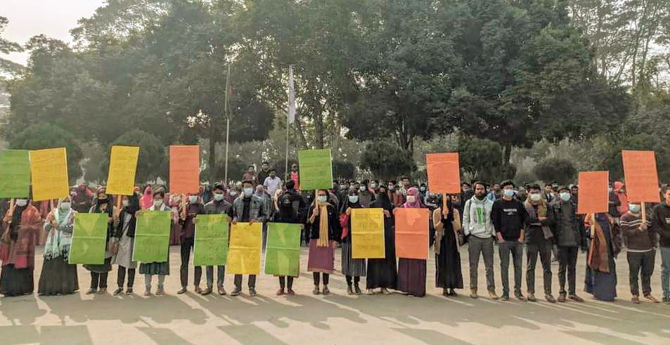 ইবিতে শ্রেণিকক্ষের দাবিতে শিক্ষার্থীদের মানববন্ধন, স্মারকলিপি প্রদান
