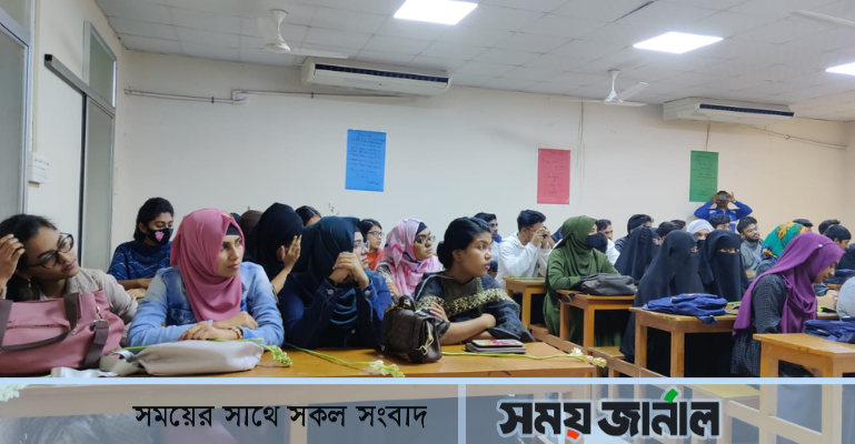 নবীনদের পদচারণায় মুখরিত জবি ক্যাম্পাস, এখনও চলছে ভর্তি কার্যক্রম