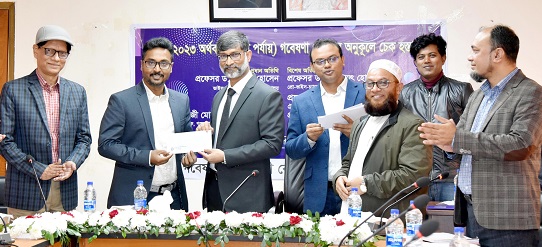 খুবিতে গবেষণার কাজে বরাদ্দকৃত ২ কোটি ৮৮ লাখ টাকার চেক হস্তান্তর