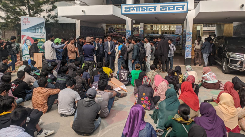 ইবিতে শ্রেণিকক্ষের দাবিতে শিক্ষার্থীদের অনশন স্থগিত
