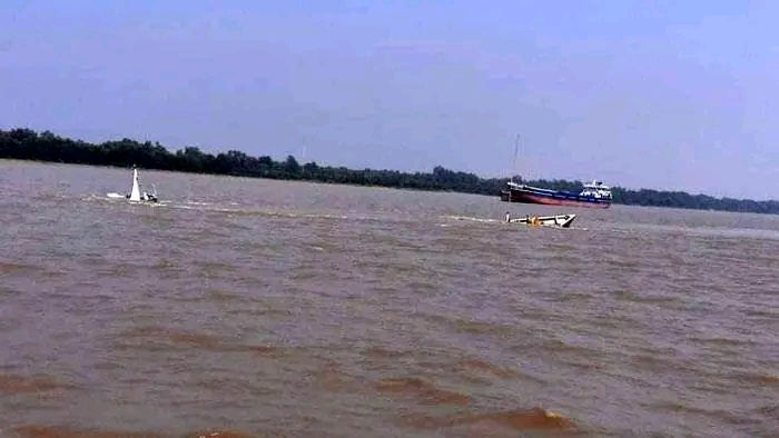 পশুর নদীতে সার নিয়ে লাইটার জাহাজ ডুবি, ৯ কর্মচারী জীবিত