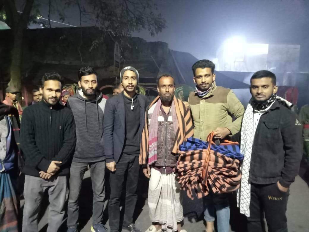 গভীর রাতে কম্বল নিয়ে ছুটছেন তারা