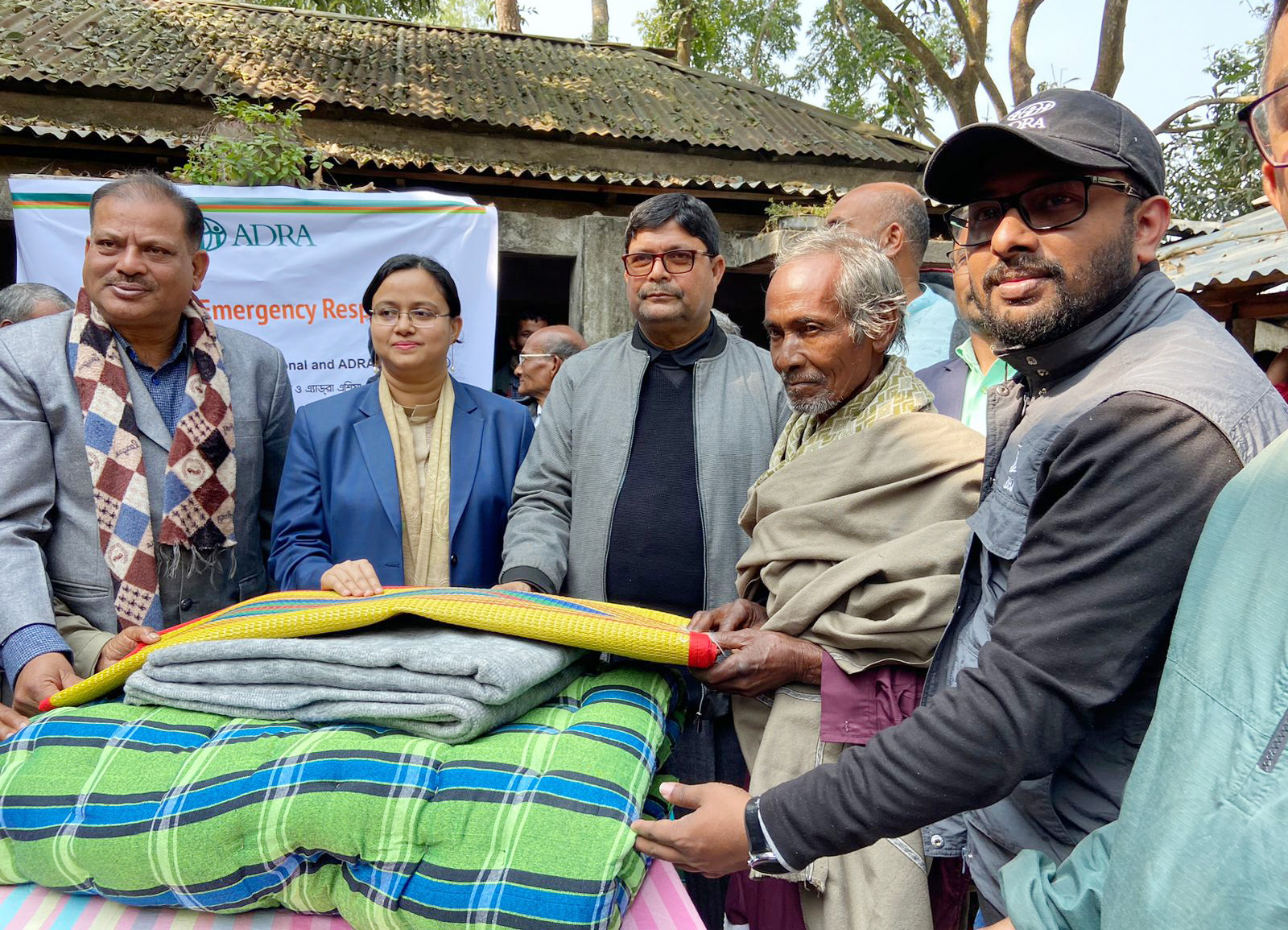 দিনাজপুরে এ্যাড্রা’র উদ্যোগে শীতবস্ত্র বিতরণ