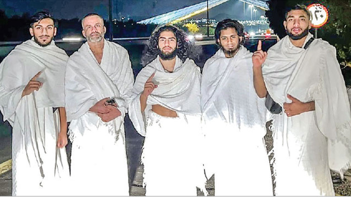 পায়ে হেঁটে মক্কা থেকে মদিনায় পাঁচ ব্রিটিশ নাগরিক