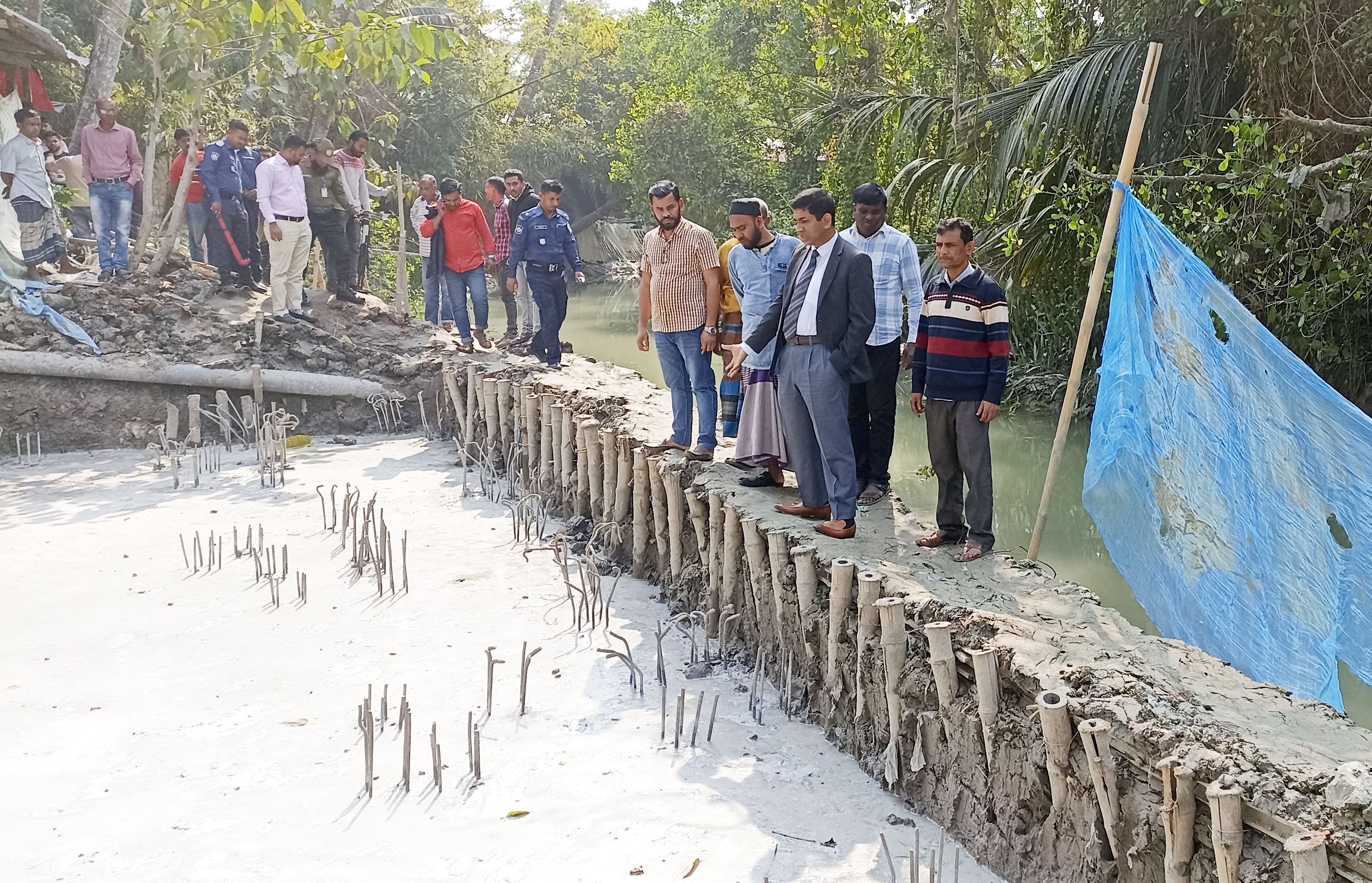 মোরেলগঞ্জে খাল ভরাট করে ভবন নির্মাণ, কাজ বন্ধ করে দিল ইউএনও